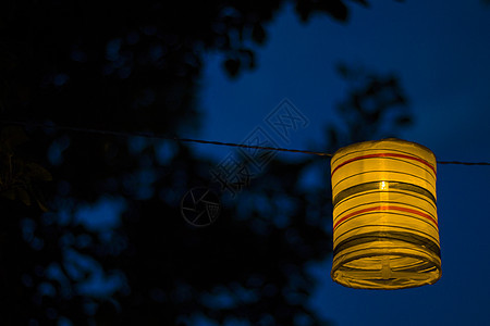 院子里的灯笼 晚上和温暖的灯光 挂着灯笼 镇 节日图片