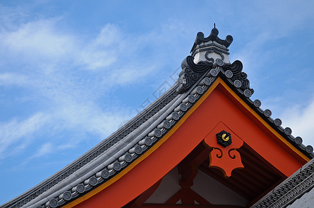 蓝色天空下京都的日本宫殿之屋顶图片