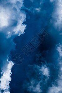梦幻的蓝色天空和云云 精神和自然背景 积云背景图片