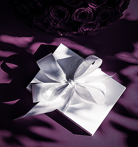 豪华假日丝绸礼物盒和紫背上玫瑰花束 首饰 婚礼图片