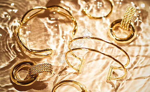 金金手镯 耳环 戒指 金水背面的珠宝 销售图片