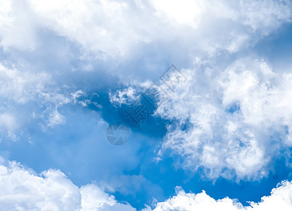 梦幻的蓝色天空和云云 精神和自然背景 魔法背景图片
