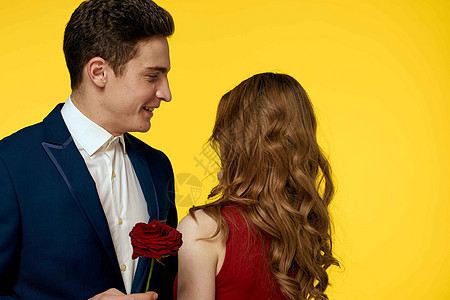 情侣在爱情的男女 红色玫瑰经典服装红衣模特 女朋友 礼物图片