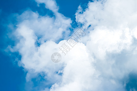 梦幻的蓝色天空和云云 精神和自然背景 覆盖背景图片