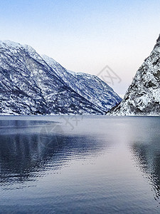 挪威Framfjorden河冰冻的峡湾湖河流的冬季风景 山峰 美丽图片