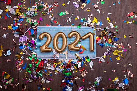 新年2021年快乐 面罩和彩纸 传染性 新冠病毒 面具图片