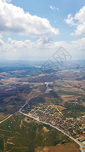 从飞机窗口到地面的视图 从天空向下方看风景 土地 旅行图片