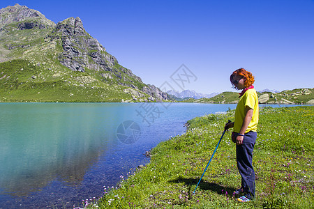 格鲁吉亚斯瓦涅蒂山区山谷和田野的登山者和背包者 步行和徒步旅行现场 冒险 蓝色的水图片