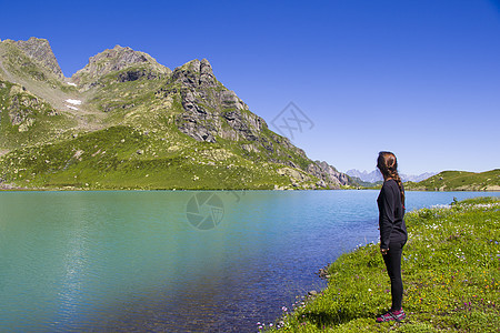 格鲁吉亚斯瓦涅蒂山区山谷和田野的登山者和背包者 步行和徒步旅行现场 成人 自由图片
