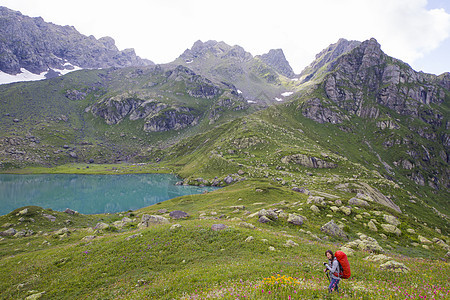 格鲁吉亚斯瓦涅蒂山区山谷和田野的登山者和背包者 步行和徒步旅行现场 高山 旅游图片