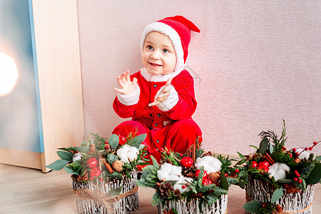 可爱的小圣诞老人 和圣诞花装饰 圣诞树 微笑 家图片