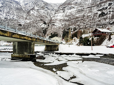 冬季风景冰冻的河湖湾 冰岸桥和挪威 环境 挪威语图片