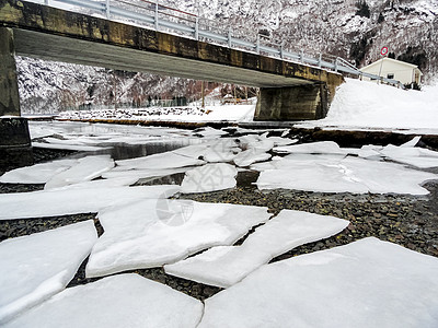 冬季风景冰冻的河湖湾 冰岸桥和挪威 山脉 美丽的图片