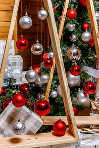 圣诞树上的装饰 花环 传统 丝带 温暖的 派对 美丽的背景图片