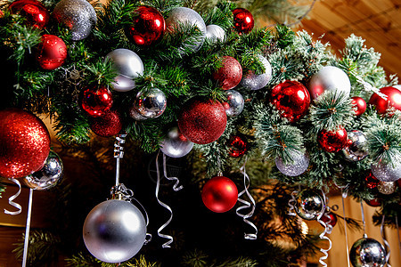 圣诞树上的装饰 庆典 气球 传统 玩具 风格 球 玻璃背景图片