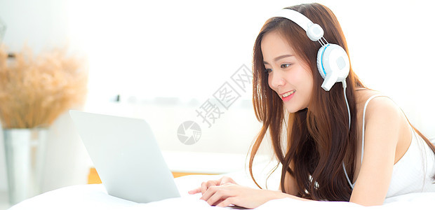 Banner网站美丽的亚洲年轻女性 放松聆听 Mu 喜悦 成人背景图片