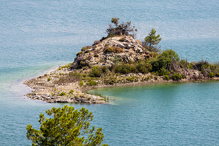 小岛屿岩石和加多乌拉水域绿树的小岛屿图片