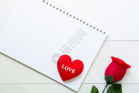 红玫瑰花 笔记本和心形 影印S 周年纪念日 美丽 天图片