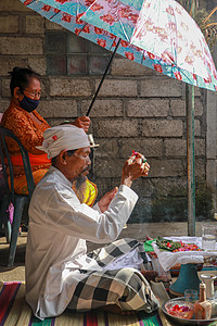 在印度尼西亚巴厘寺庙举行晨礼的阿拉尼丝·布拉曼 庆典 神圣图片