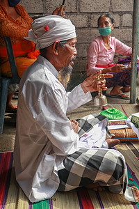 在印度尼西亚巴厘的登巴萨Ubud 举行Ngaben仪式的一名Balinese印度教高级牧师的近照 男人 成人图片