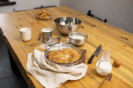 橡木桌上的美味苹果派 配料 在阁楼风格的厨房里烹制美味的苹果派 牛奶 鸡蛋 糖和桌上的烤馅饼 家庭厨房 面粉 面团图片