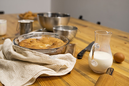 橡木桌上的美味苹果派 配料 在阁楼风格的厨房里烹制美味的苹果派 牛奶 鸡蛋 糖和桌上的烤馅饼 家庭厨房 甜的 可口图片
