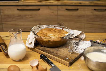 橡木桌上的美味苹果派 配料 在阁楼风格的厨房里烹制美味的苹果派 牛奶 鸡蛋 糖和桌上的烤馅饼 家庭厨房 熟的 营养图片