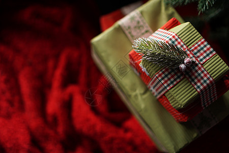 美丽的圣诞绿色礼物盒 在圣诞树下 红色毯子上的红毯子 传统 圣诞节图片