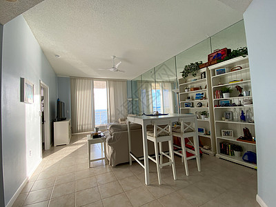佛罗里达一个公用公寓楼的海边图片