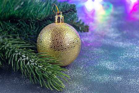 圣诞节和新年 带有冷杉枝条 圣诞树 新年玩具的节日背景 从上面看 购物 杯子图片