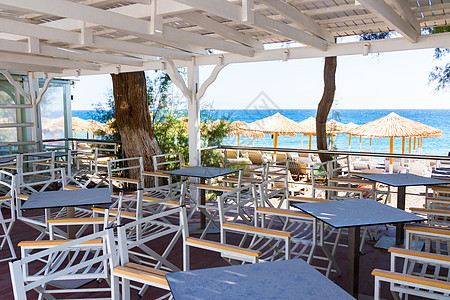 岛上Kamari海滩前的餐馆露台平台 晴天图片