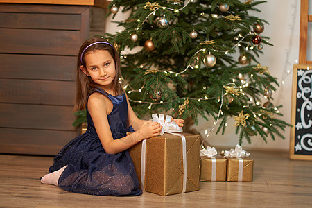 童年快乐 圣诞奇迹童话故事 小小女孩在圣誕礼物开张前做梦吧! 情感 喜悦图片