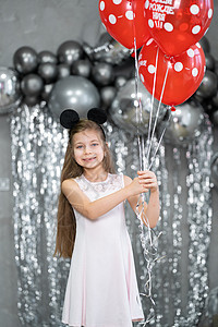 有红气球的小女孩 庆祝她的生日生日 裙子 童年图片