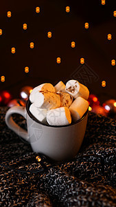 圣诞热巧克力加棉花糖 带灯光bokeh 甜点背景图片