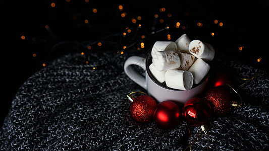黑色背景的热巧克力和棉花糖焦糖泥 甜点 马克杯图片