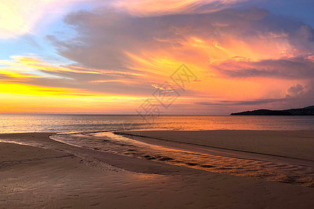 泰国普吉卡隆海滩日落的景象图片