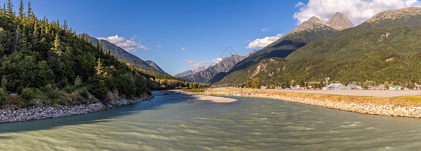 在阿拉斯加日落时和Skagway机场的景象 金钟 蓝云天空和山峰背景图片