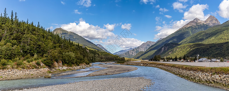 Alaska的浅水Skagway河和Skagway机场 背景中的蓝云天空和山峰图片