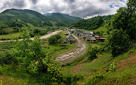 农村地貌 山丘中一个景象鲜明的老村落图片