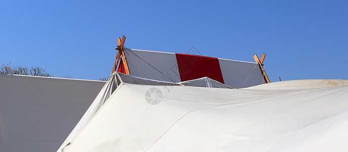 在蓝天前用木头和布织成的旧维京人帐篷 海盗背景图片