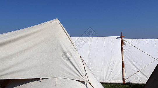 在蓝天前用木头和布织成的旧维京人帐篷 旅游背景图片