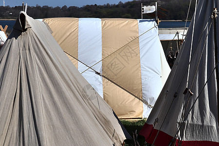 在蓝天前用木头和布织成的旧维京人帐篷 海盗背景图片