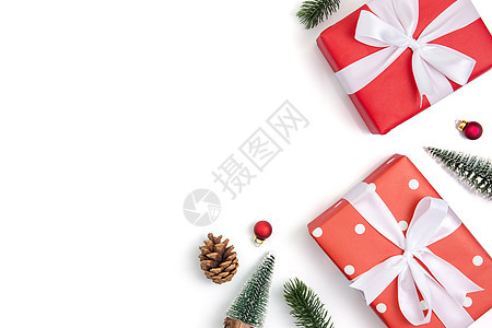 圣诞节假日配有红色礼品盒和装饰品i 松树 树图片