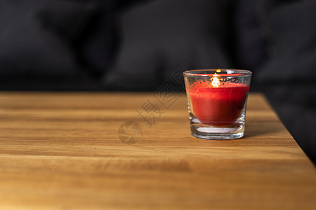 在起居室的木制桌子上用装饰玻璃做蜡烛 爱图片