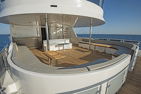 豪华汽车游艇底甲板上的桌椅 巡航 海洋 木桌子 机动游艇图片