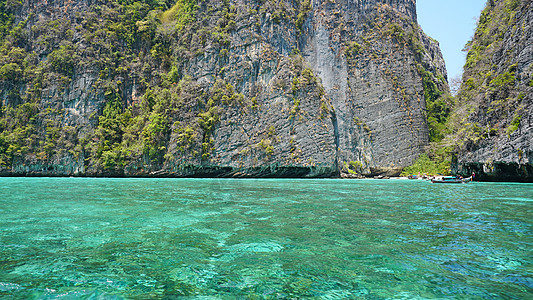 蓝水 绿山和陡峭的岩石 蓝色的 爬坡道 船 假期 游客图片