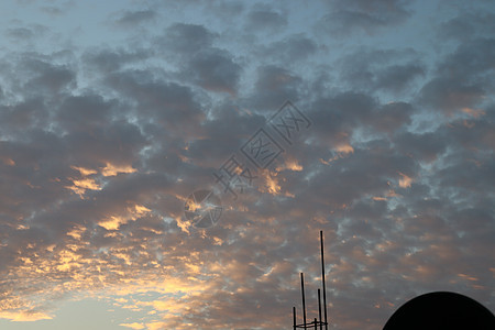 白日落和白云 在天上 天空 假期 晚上 季节 夏天图片