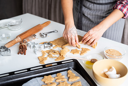 女人手亲手在厨房做饼干 美丽的 假期 拉丁 食物 姜饼图片