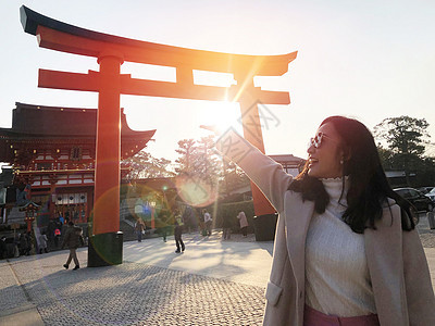 在日本京都神社旅游的年轻妇女 游客 屋顶图片