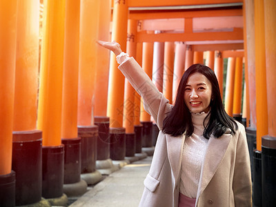 在日本京都神社旅游的年轻妇女 木头 建筑学 寺庙图片